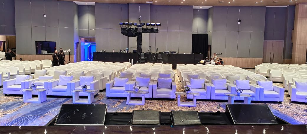 Duduk dengan Gaya –  Sewa Sofa Kotak Single Hadirkan Aura Profesional