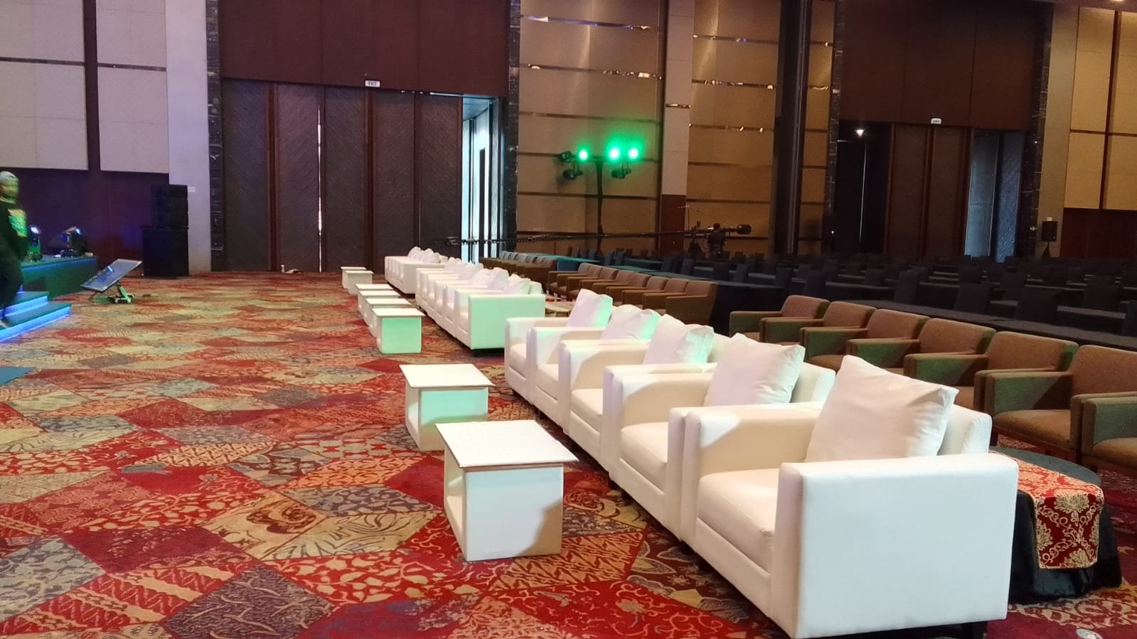Hadirkan Kesan Mewah di Pernikahan Anda dengan Sewa Sofa Kotak Single – Hesan Production Indonesia
