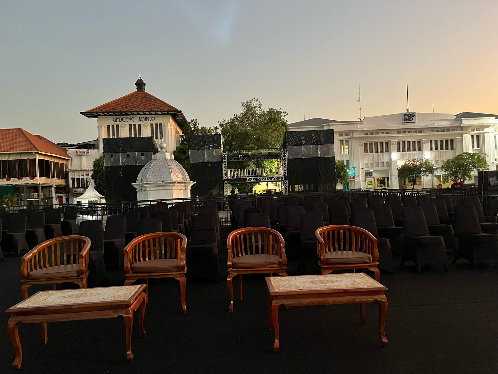 Ingin Acara Tampil Klasik dan Elegan? Sewa Kursi Betawi di Cipondoh Tangerang!