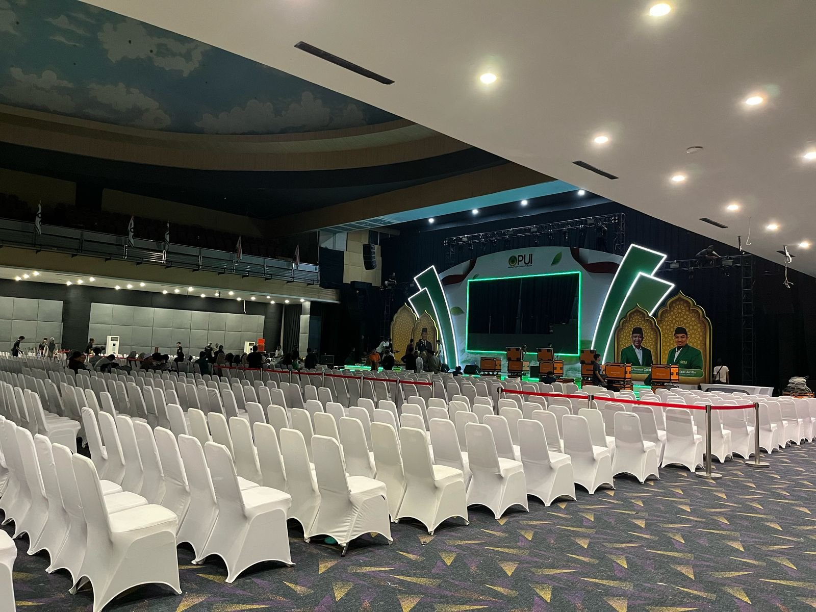 Sewa Kursi Futura dengan Cover Stretch – Solusi Elegan dan Profesional untuk Tampilan Event Sempurna