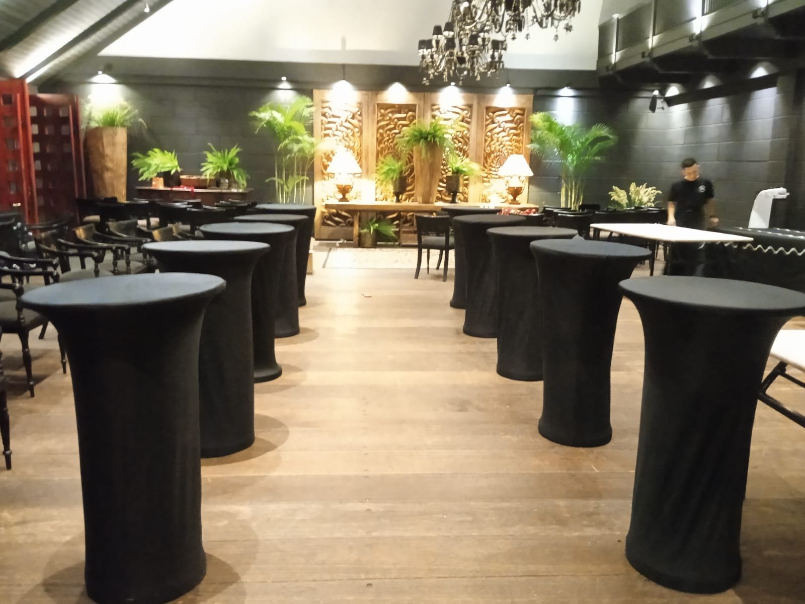 Sewa Meja Bar dengan Cover Stretch – Tampilan Stylish untuk Event Modern Anda