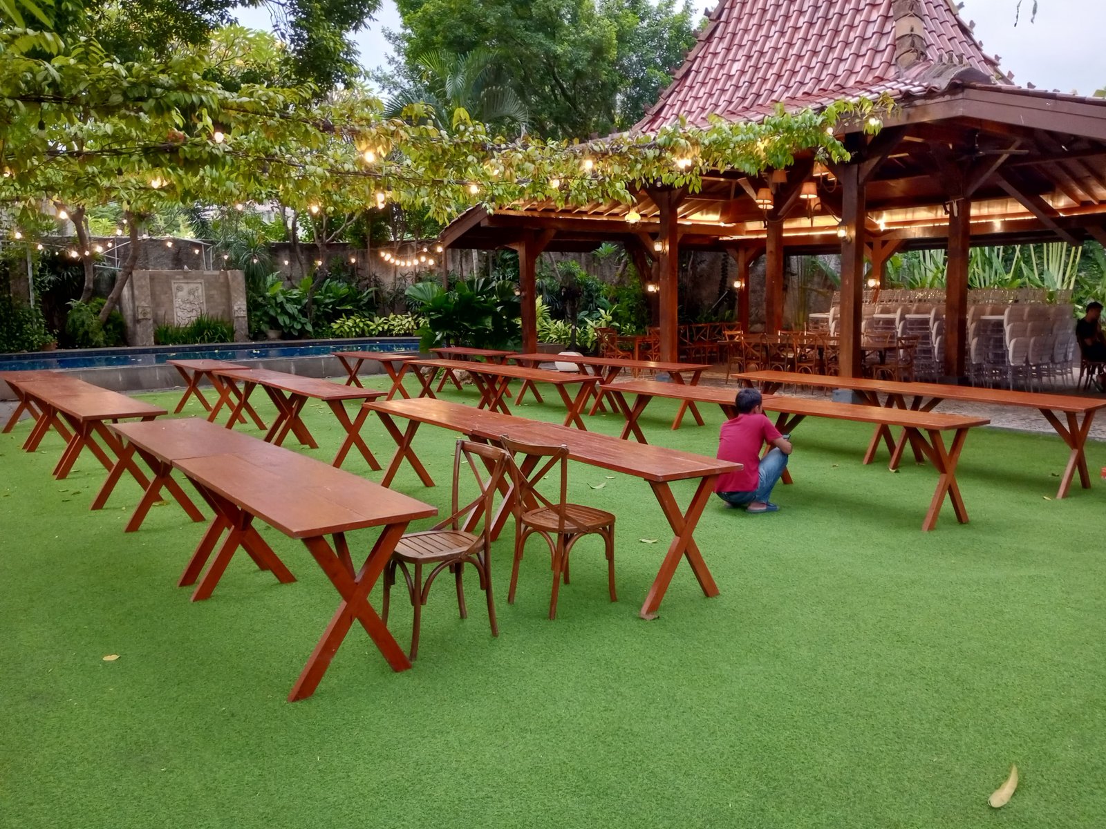 Sewa Meja Taman Set 180 cm – Sentuhan Natural & Fungsional untuk Acara Outdoor Anda