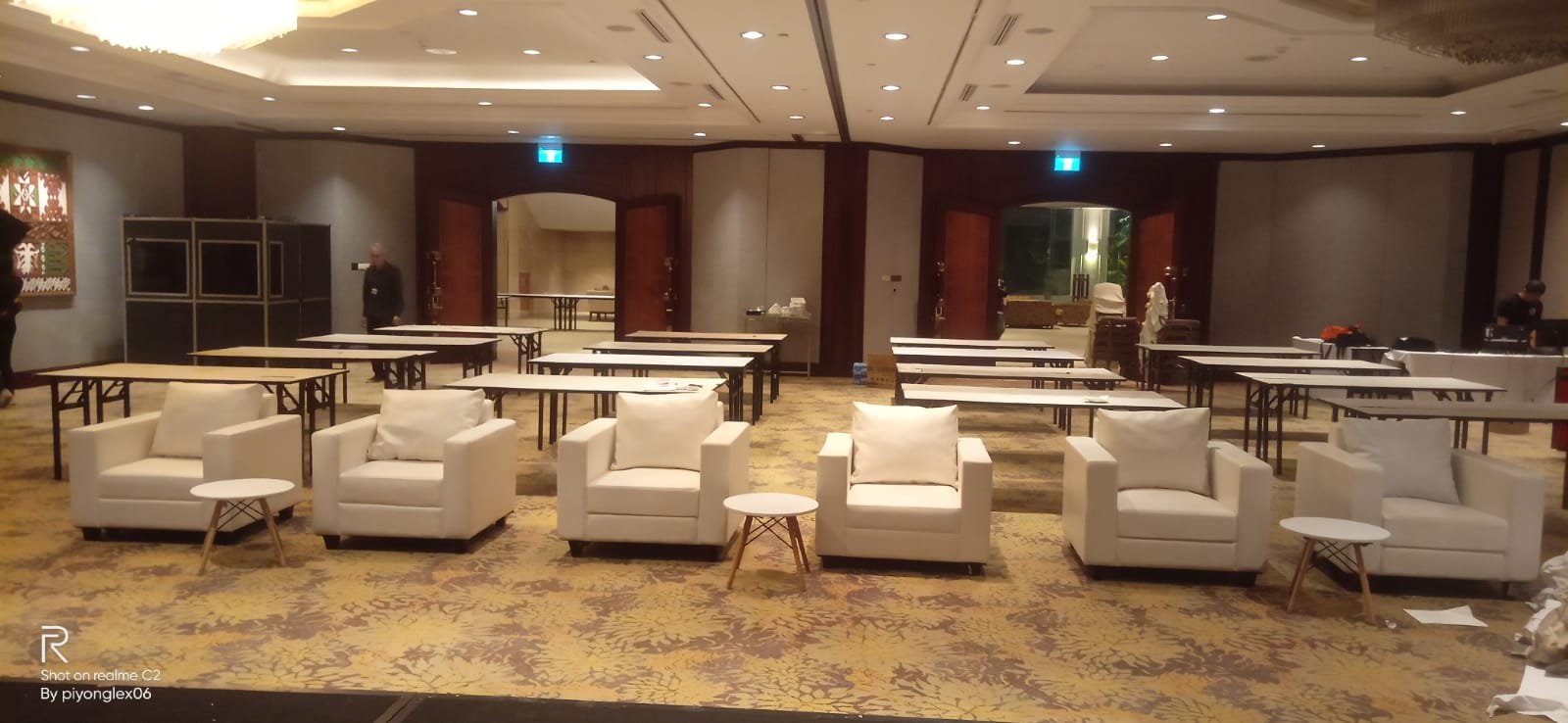 Nyaman dan Stylish Sewa Sofa Kotak Single Cocok untuk Acara VIP | Hesan Production Indonesia 