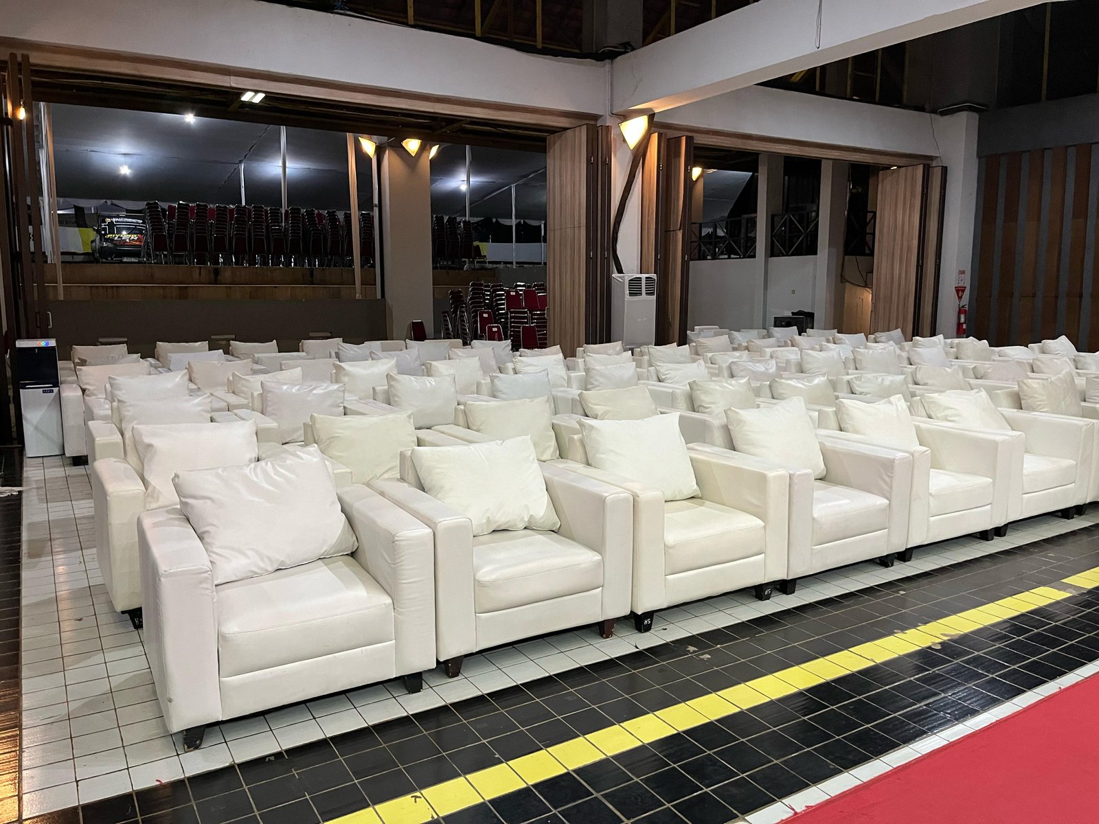 Percantik Acara Anda dengan Hesan Production Indonesia Sewa Sofa Kotak Single yang Stylish & Nyaman