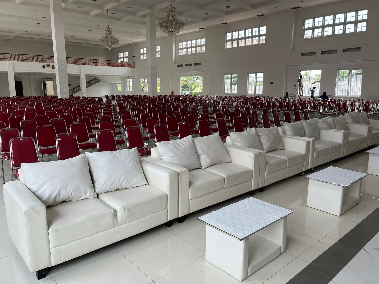 Pilihan Sofa Kotak Double Terbaik untuk Acara Eksklusif Anda – Sewa Sekarang di Hesan Production Indonesia