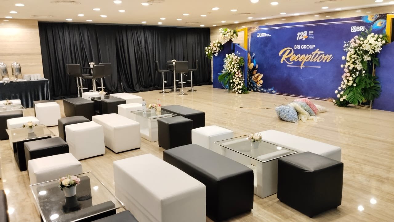 Sewa Bench Kotak – Pilihan Seating Megah dan Modern untuk Event Berkelas Anda
