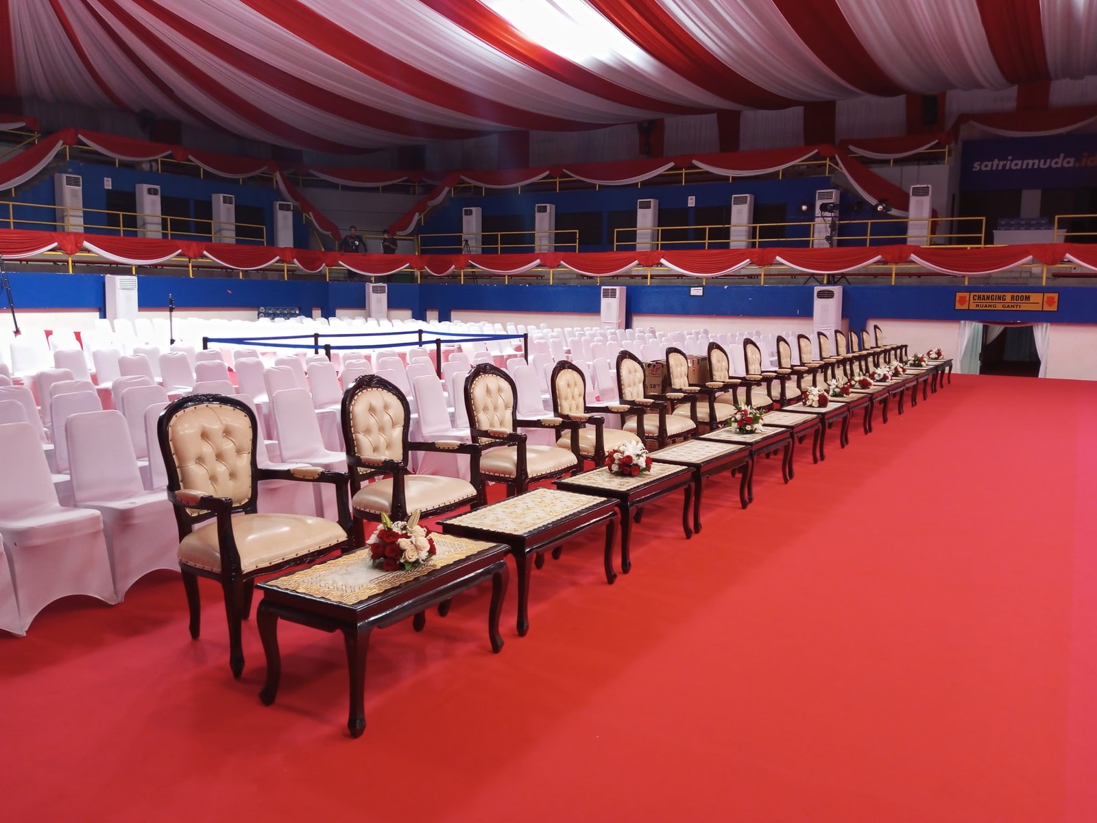 Sewa Kursi Arm Chair Oval Coklat – Sentuhan Elegan untuk Acara yang Berkelas
