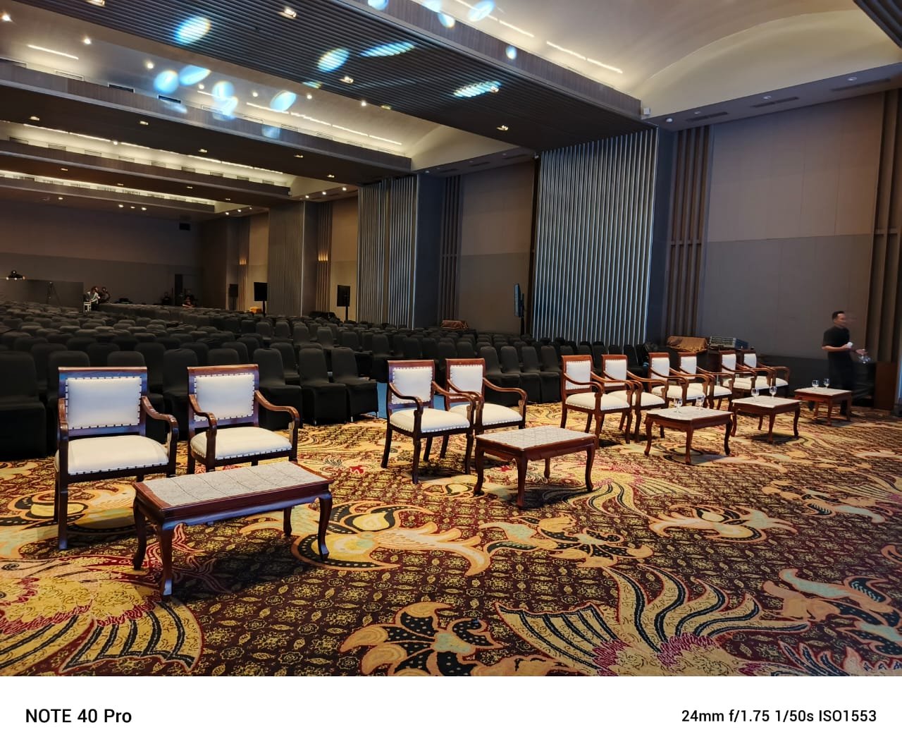 Sewa Kursi Arm Chair VIP & Meja Armchair P90 x L50 – Kombinasi Elegan untuk Area VIP Anda