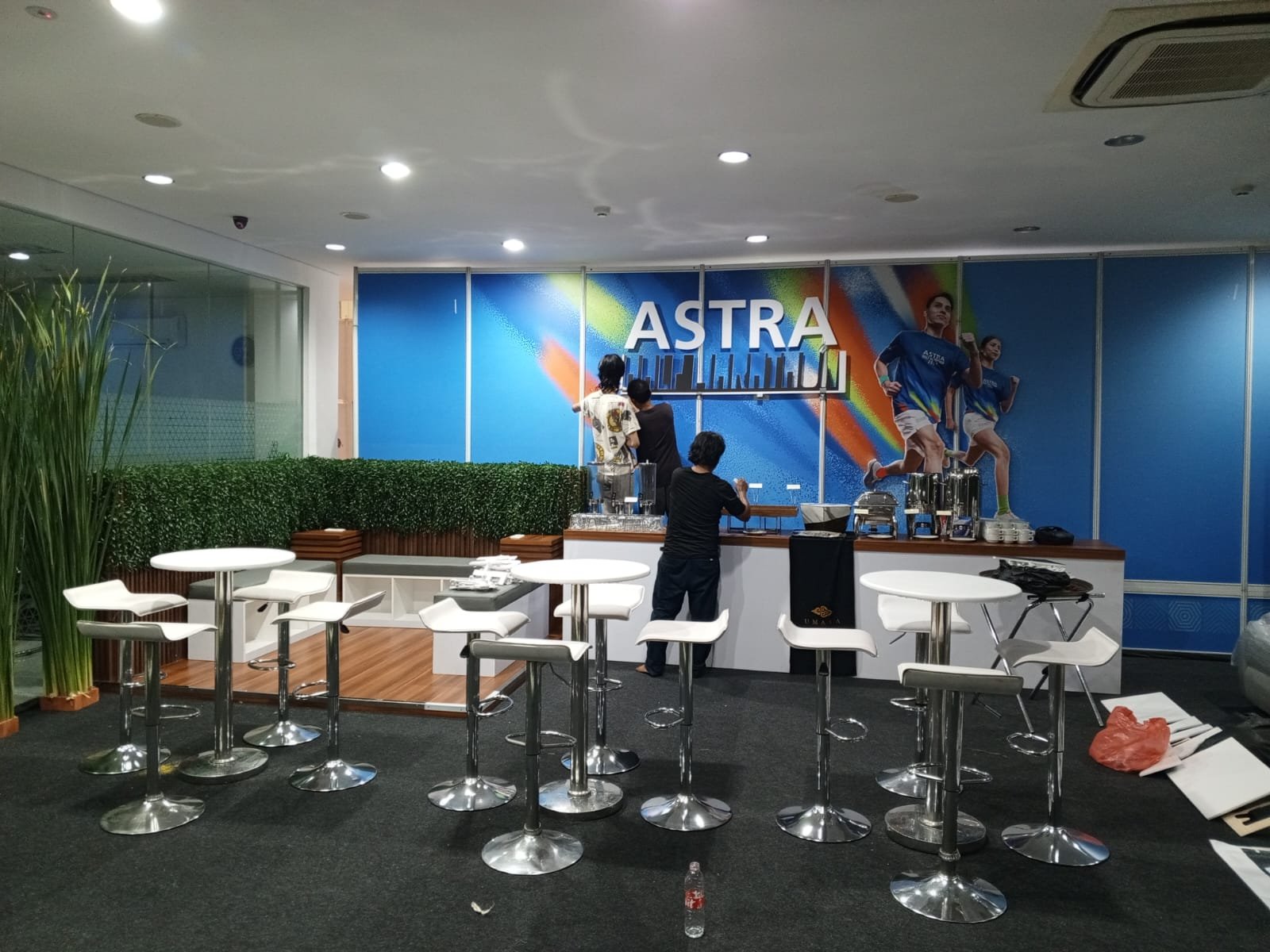 Sewa Kursi Barstool & Meja Bar – Paket Sempurna untuk Suasana Santai dan Stylish Acara Anda