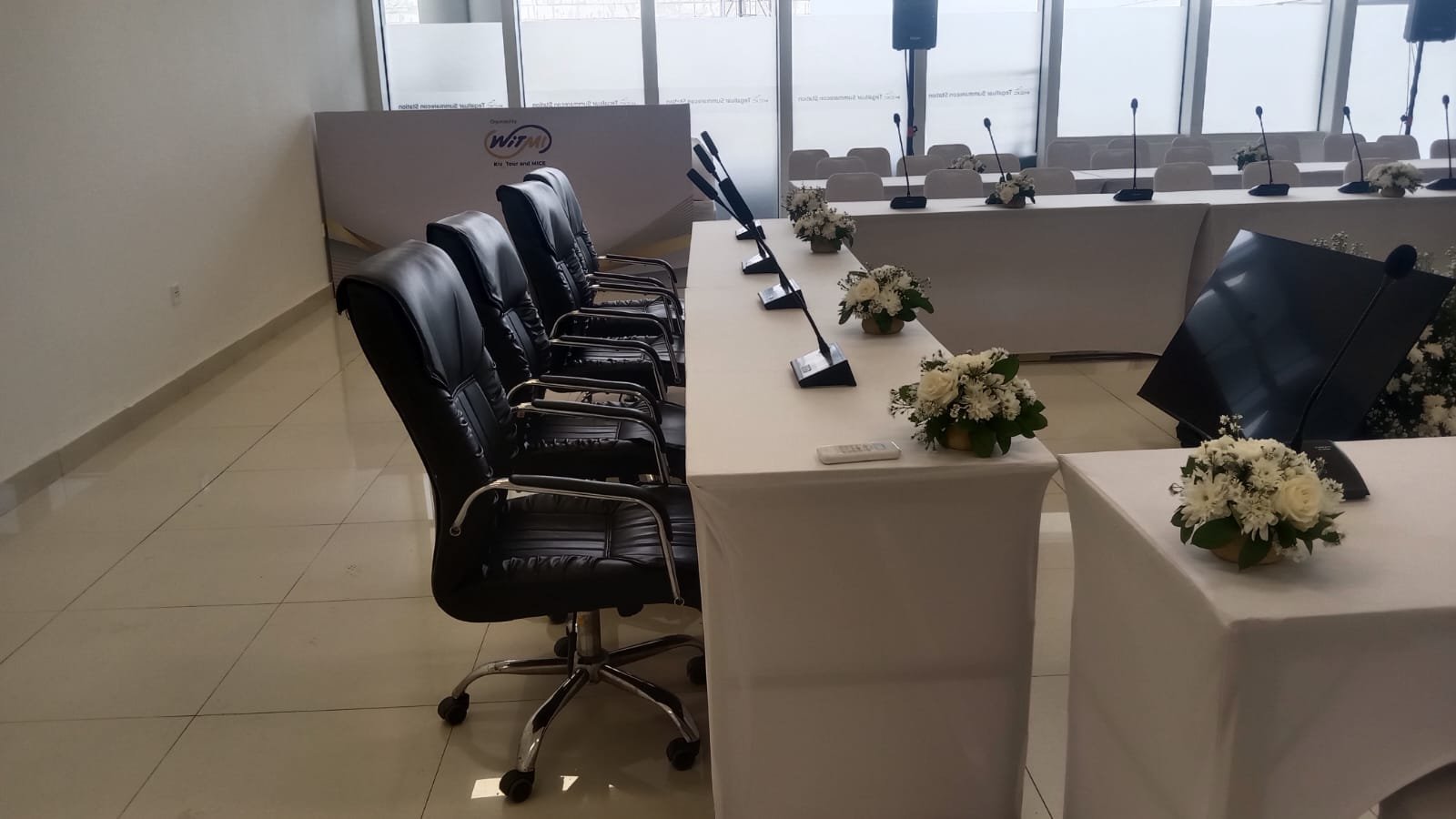 Sewa Kursi Direktur – Sentuhan Elegan & Prestisius untuk Acara Istimewa Anda