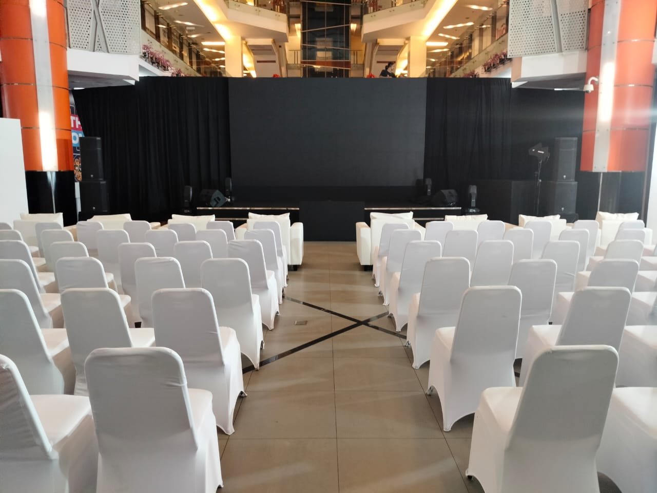 Sewa Kursi Futura Cover Stretch Putih – Simpel, Elegan dan Siap Percantik Acara Anda