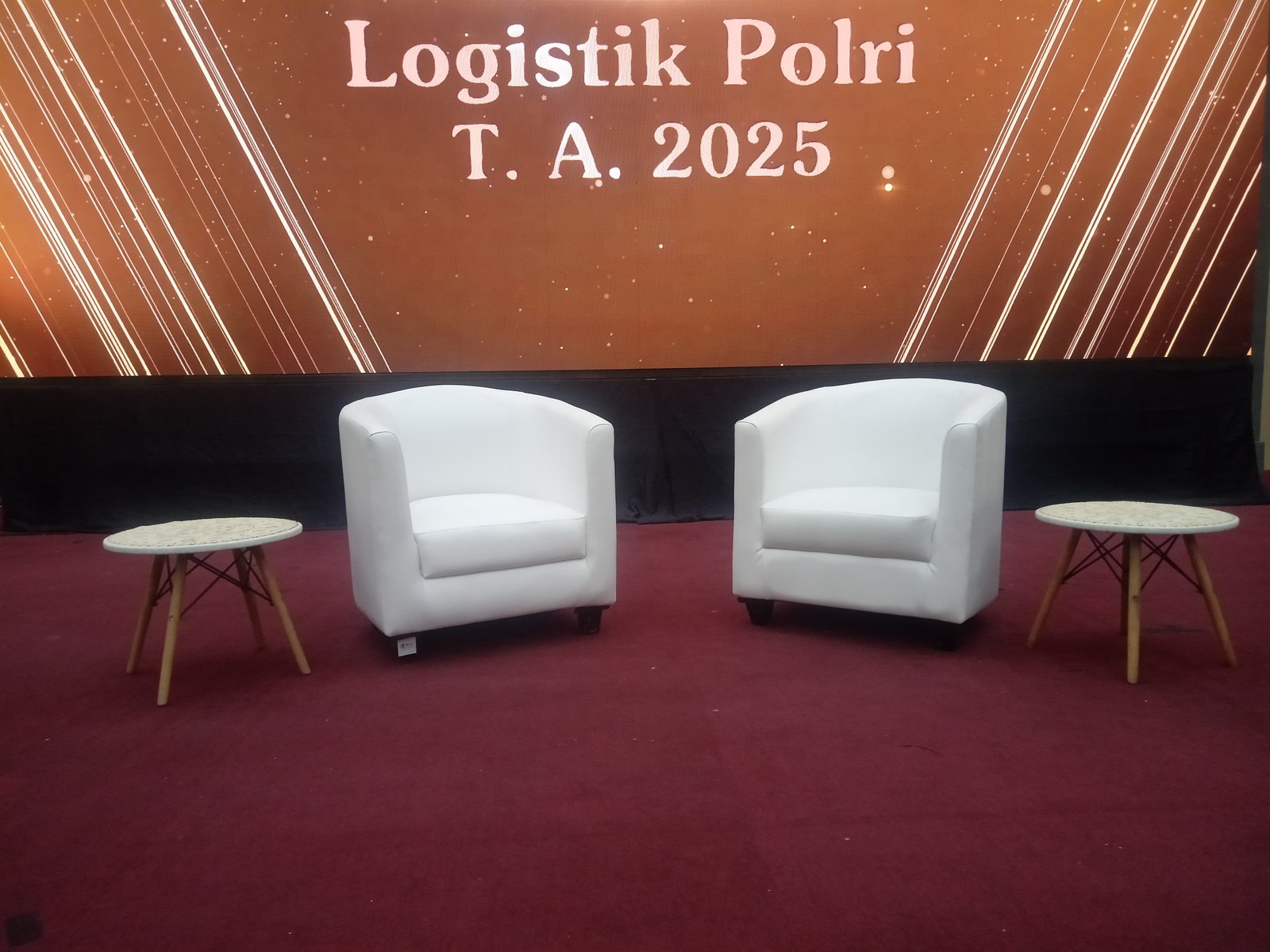 Sewa Sofa Oval Elegan – Solusi Seating Stylish untuk Acara Mewah Anda