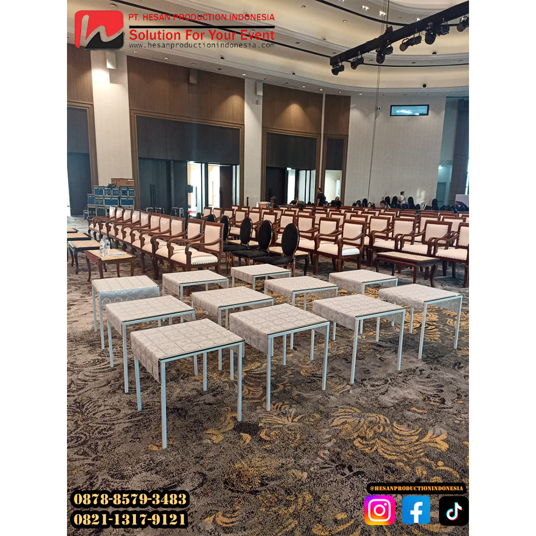 Sewa Meja Kotak Kaca – Sentuhan Modern Minimalis untuk Area Lounge dan Display