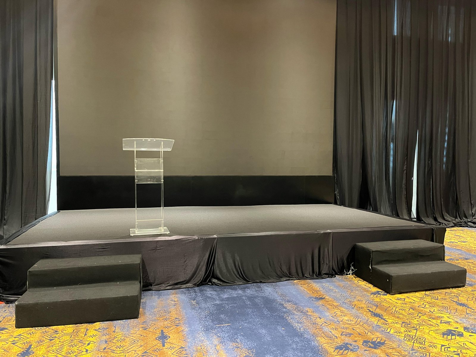 Sewa Podium Cibinong Bogor – Solusi Podium untuk Seminar, Meeting, dan Acara Resmi