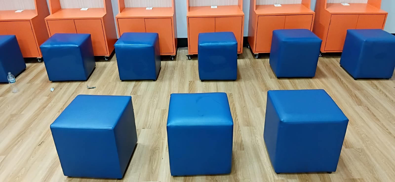 Sewa Puff Kotak Warna-Warni – Energi Ceria & Modern untuk Hidupkan Acara Anda