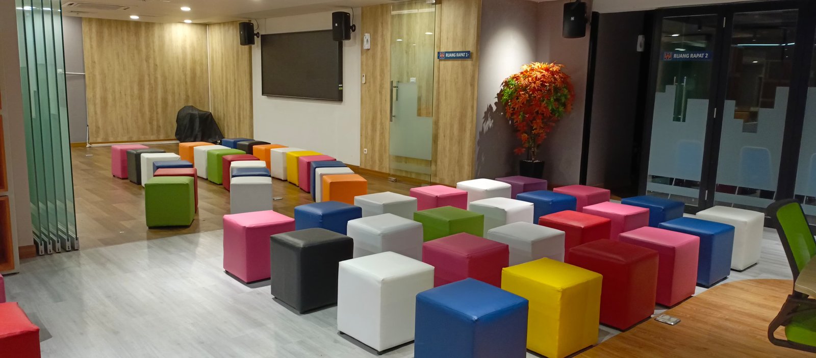 Sewa Puff Kotak Warna-Warni – Sentuhan Ceria untuk Acara yang Penuh Gaya!