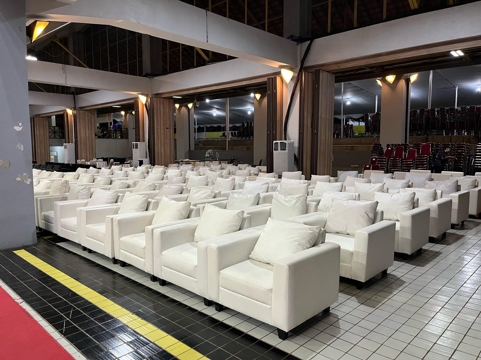 Sewa Sofa Kotak Single Hesan Production Indonesia : Fleksibel Elegan dan Terjangkau