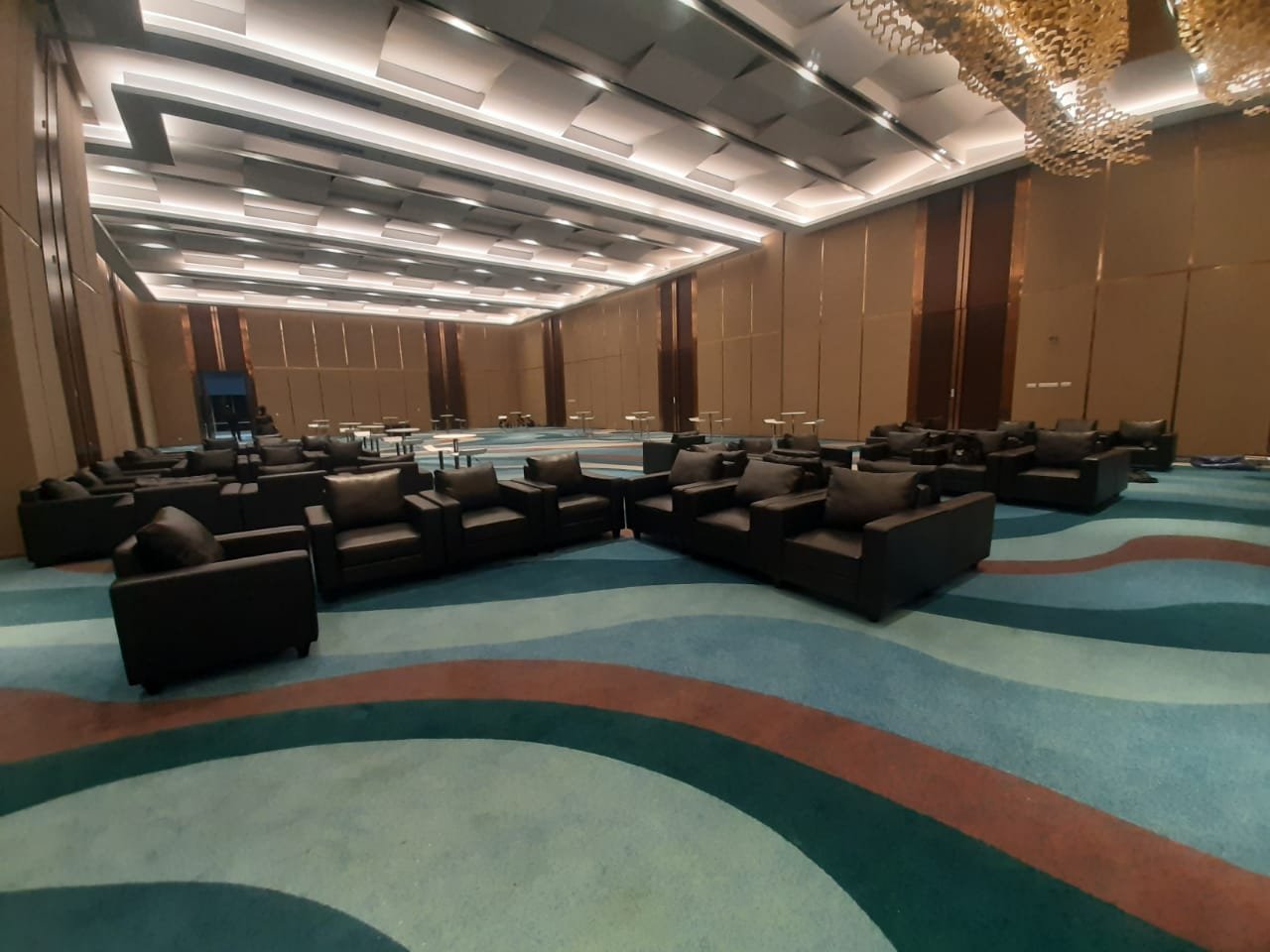 Sewa Sofa Kotak Single Hitam – Elegansi Minimalis untuk Event Besar yang Berkelas