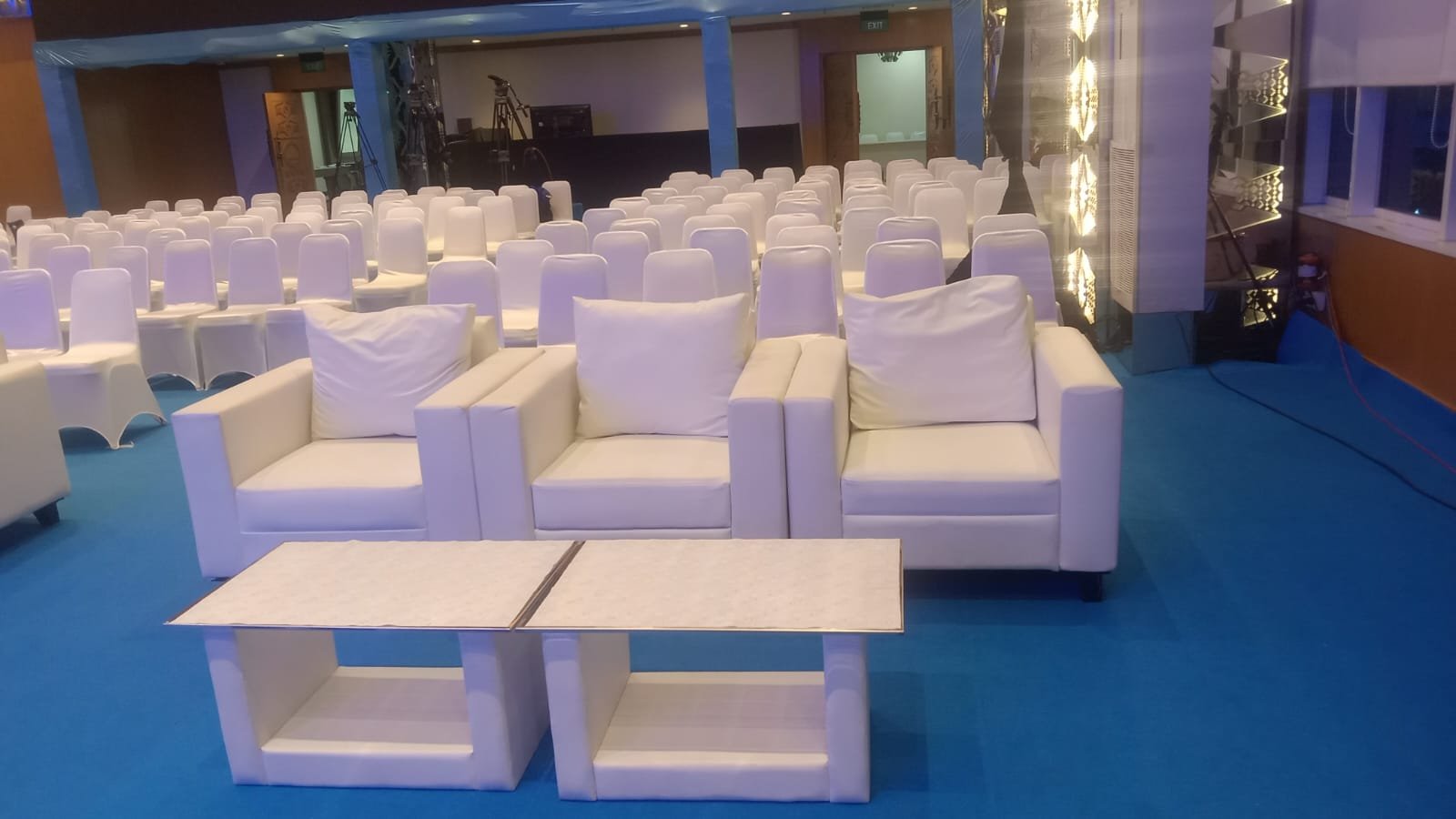 Sewa Sofa Kotak Single – Kecil Ukuran, Besar Kesan