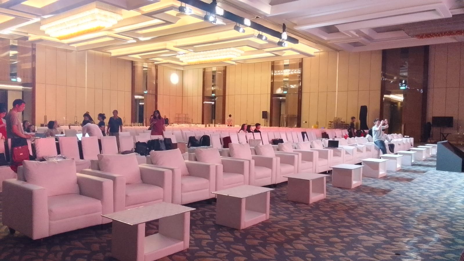 Sewa Sofa Kotak Single Putih – Sentuhan Mewah dan Bersih untuk Acara Bergengsi Anda