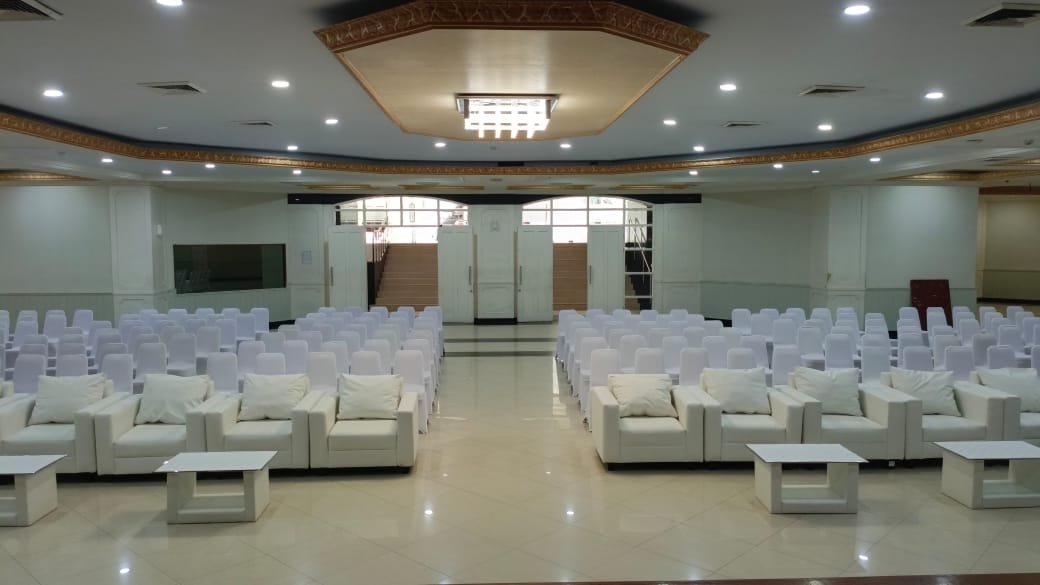 Sewa Sofa Kotak Single – Sentuhan Elegan untuk Event Besar dan Bergengsi