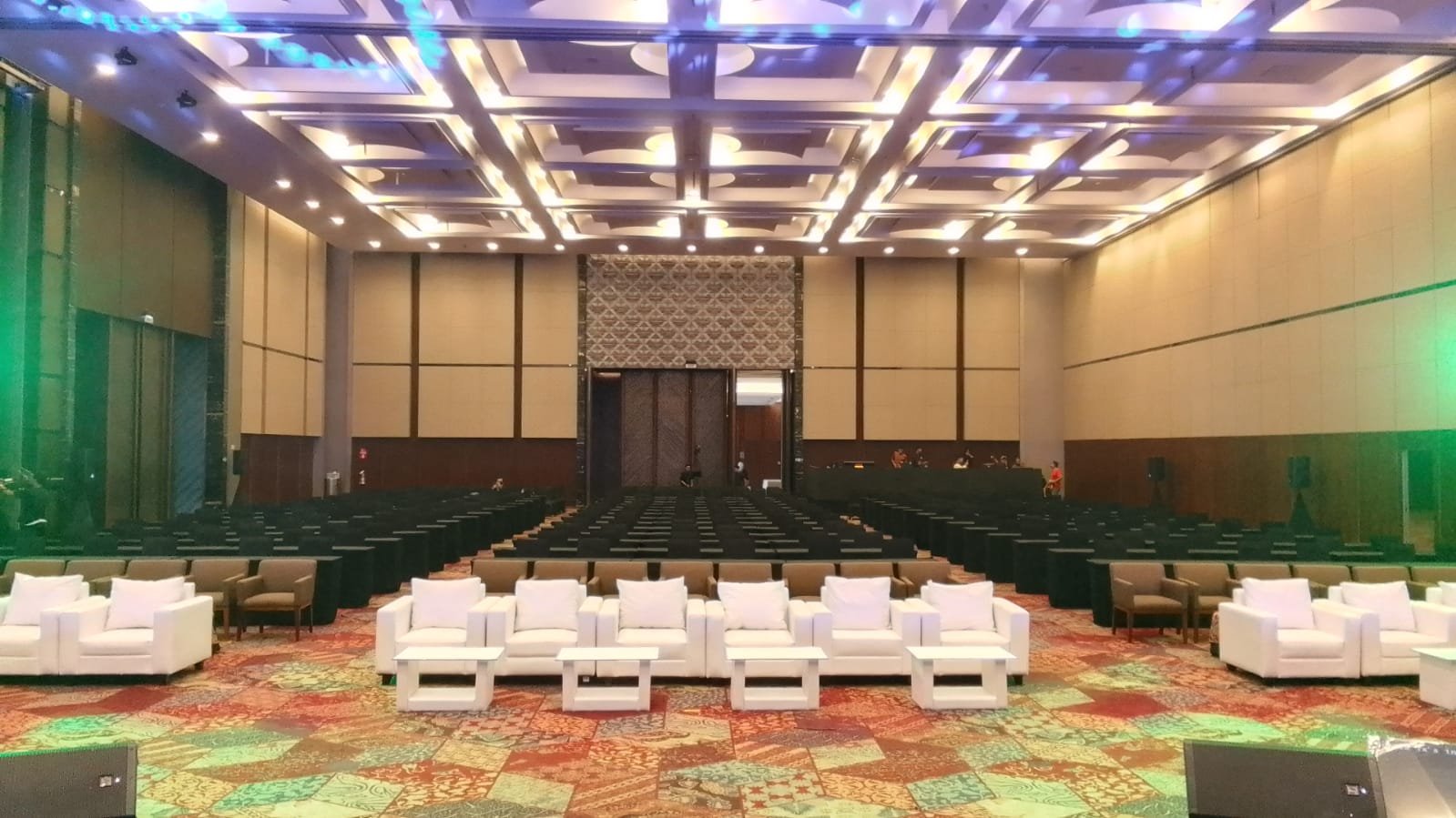 Sewa Sofa Kotak Single – Sentuhan Elegan yang Mengangkat Kelas Acara Anda