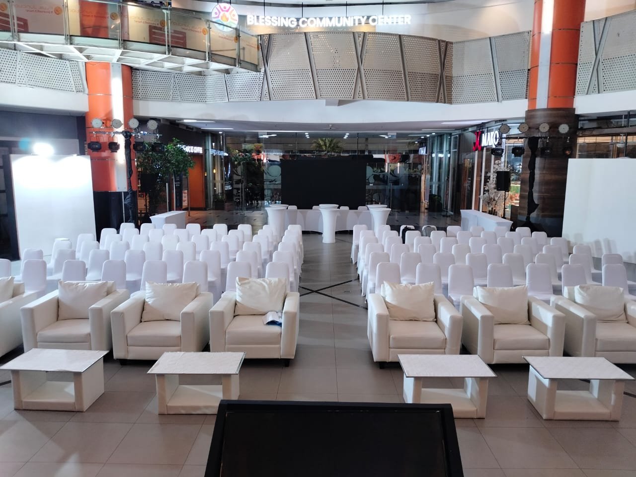 Sewa Sofa Kotak Single: Sentuhan Profesional untuk Event Outdoor Anda | Hesan Production Indonesia