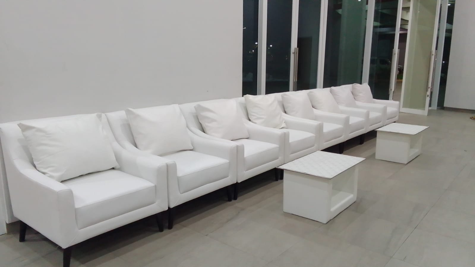 Sewa Sofa Kotak Single – Sentuhan Simpel nan Elegan untuk Acara Anda