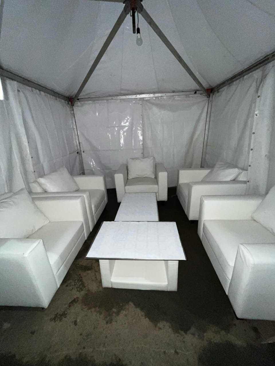 Sewa Sofa Kotak Single – Simpel, Elegan, dan Siap Mengangkat Kualitas Acara Anda