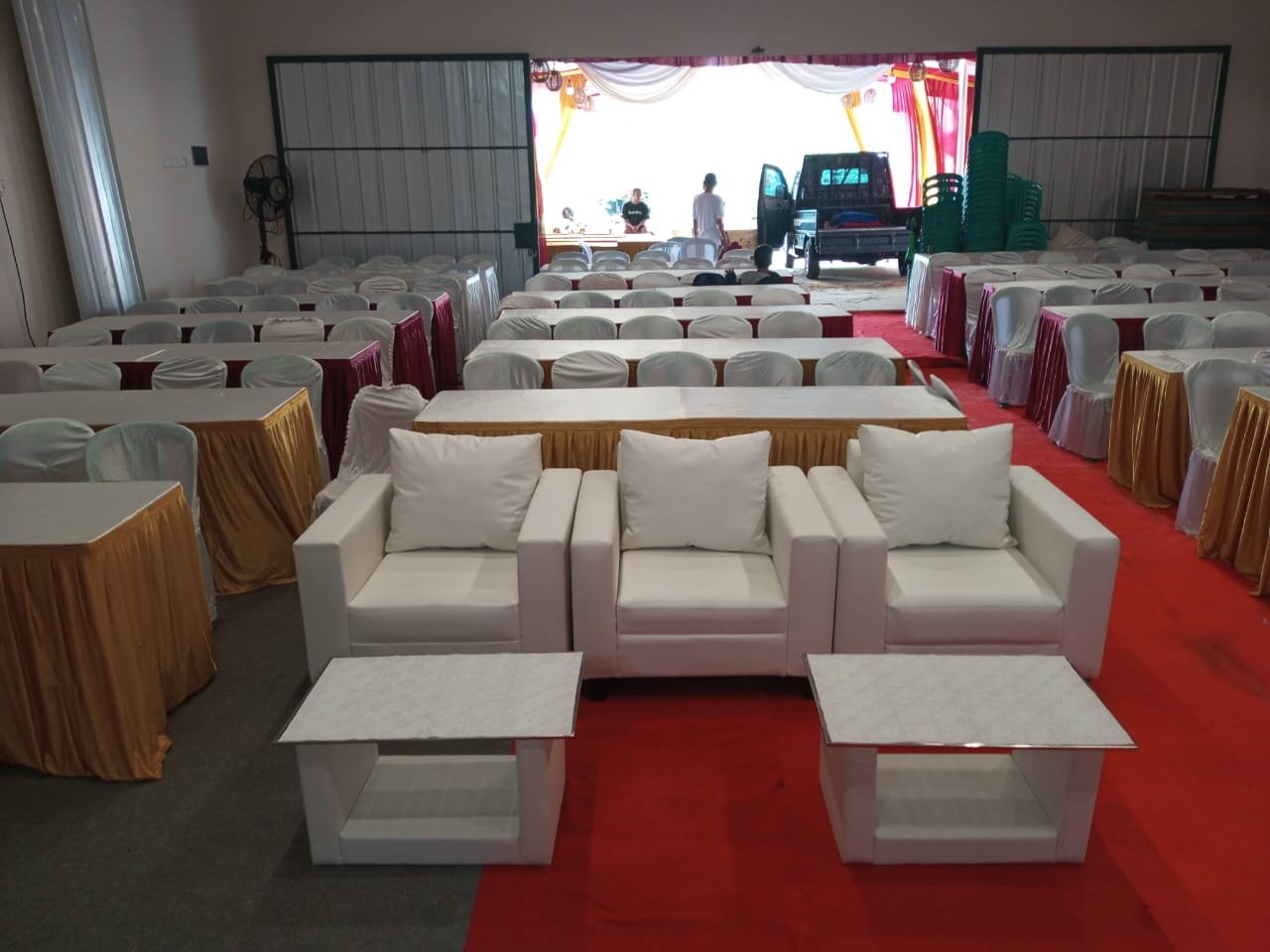 Sewa Sofa Kotak Single – Simpel, Elegan, dan Siap Menyempurnakan Setiap Sudut Acara Anda