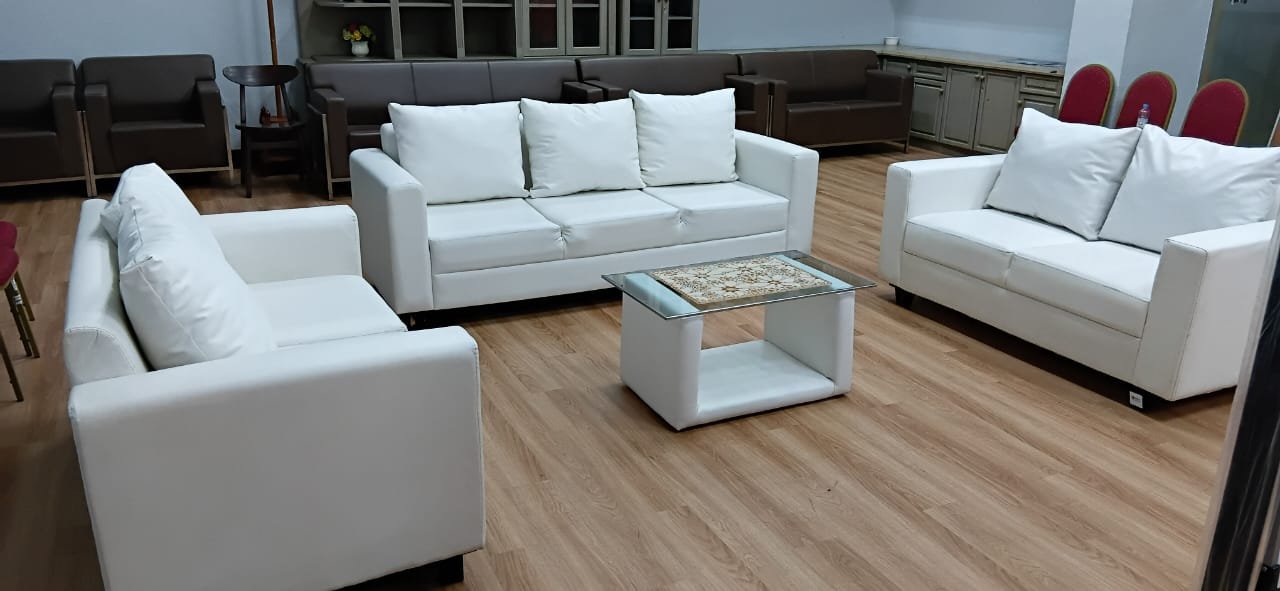 Sewa Sofa Kotak Triple – Perpaduan Nyaman dan Modern untuk Sentuhan Premium di Acara Anda