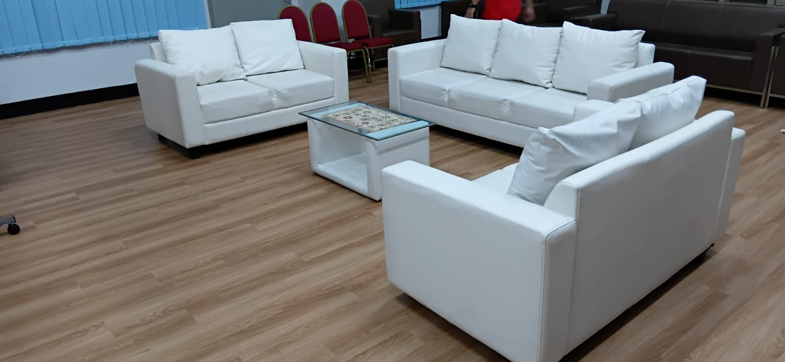 Sewa Sofa Kotak Triple – Solusi Gaya dan Kenyamanan untuk Segala Jenis Acara