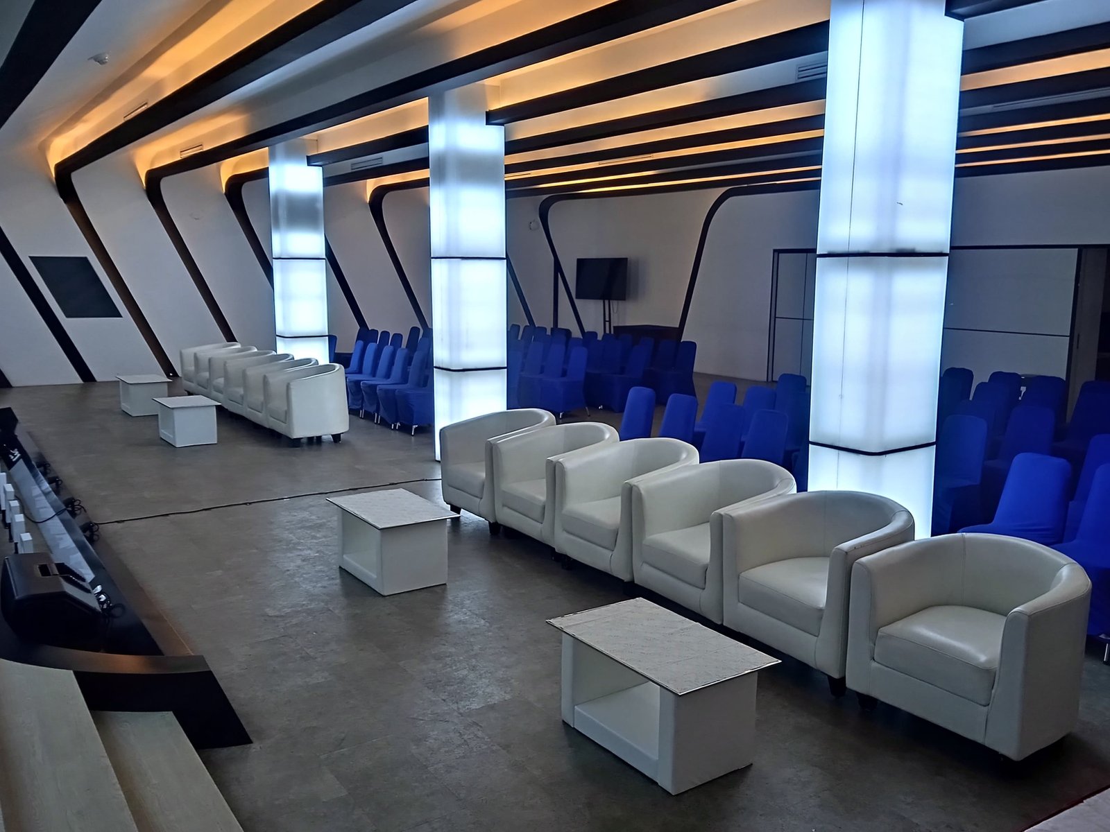 Sewa Sofa Oval – Sentuhan Mewah untuk Event Besar yang Tak Terlupakan