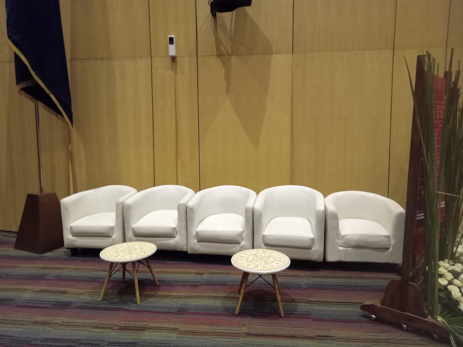 Sewa Sofa Single Oval – Elegansi Simpel untuk Acara Istimewa Anda