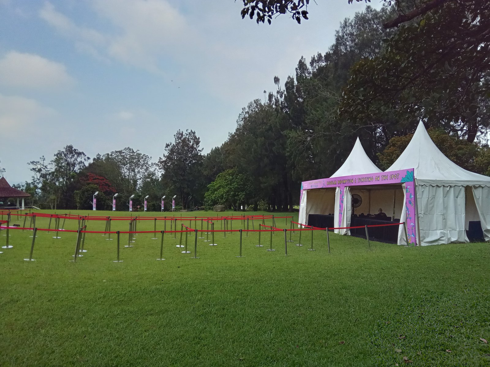 Sewa Tenda Sarnavil 3x3 & Stand Rope – Paket Lengkap untuk Event Outdoor yang Tertib dan Berkelas