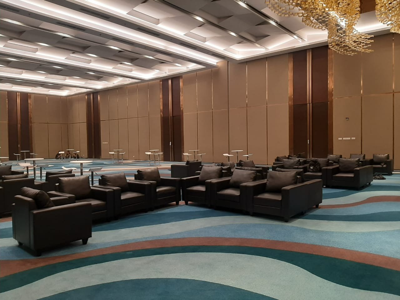 Sofa Kotak Single Hitam – Sentuhan Elegan Maskulin untuk Setiap Sudut Acara