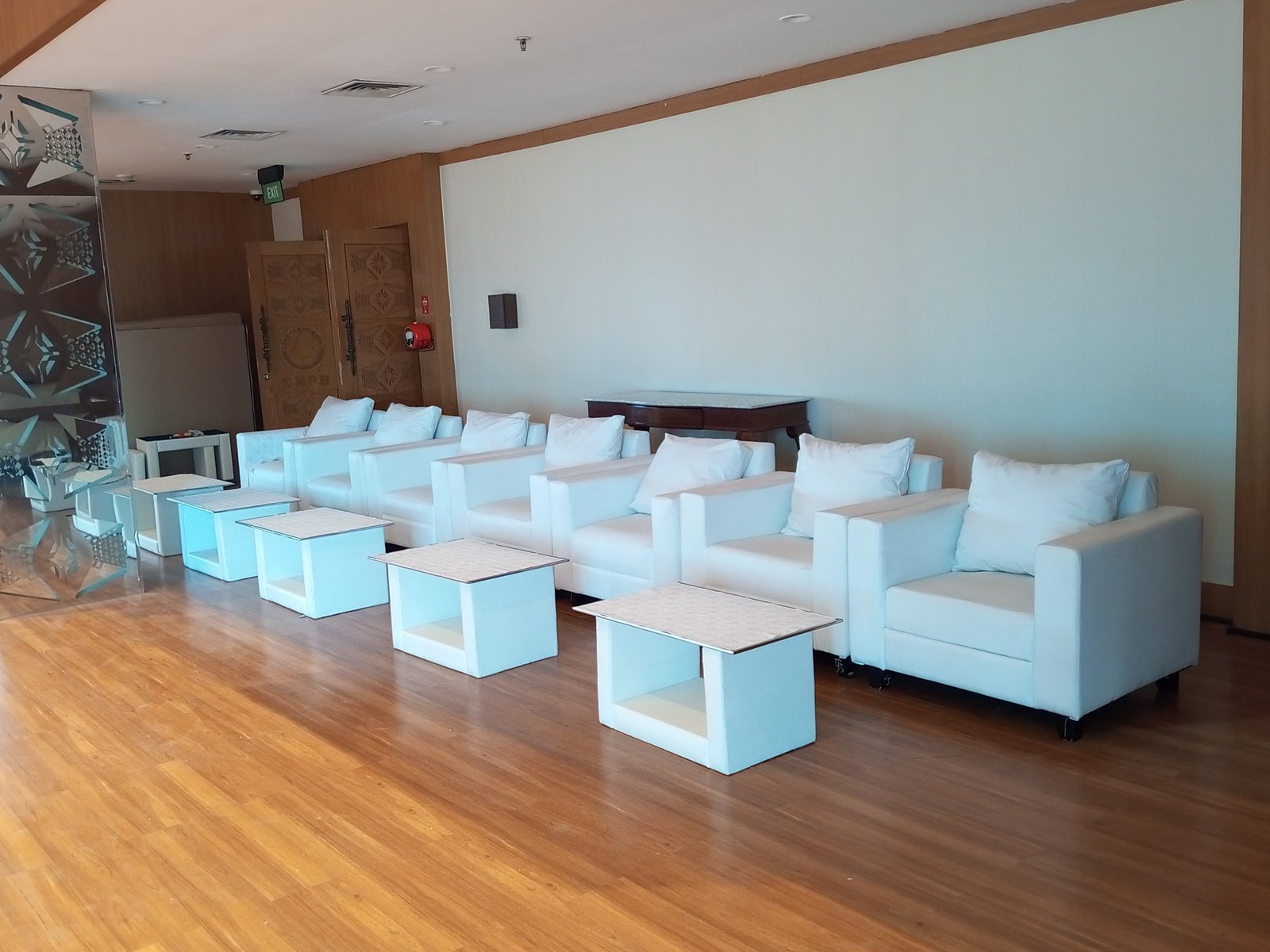 Solusi Seating Eksklusif untuk Booth Pameran dan Launching Produk | Sewa Sofa Kotak Single Hesan Production Indonesia