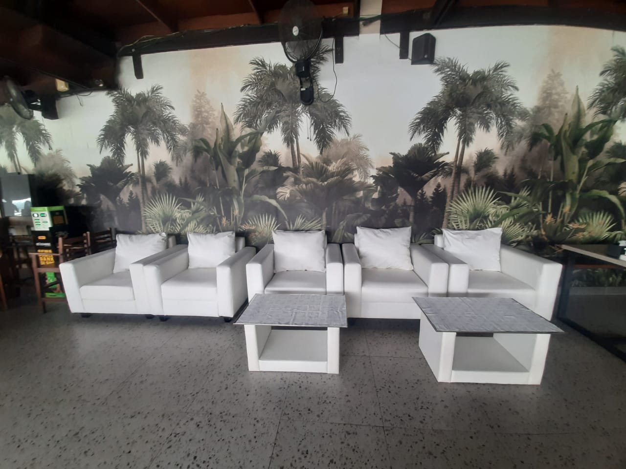 Tamu Puas, Acara Sukses: Gunakan Sofa Kotak Single Berkualitas di Hesan Production Indonesia