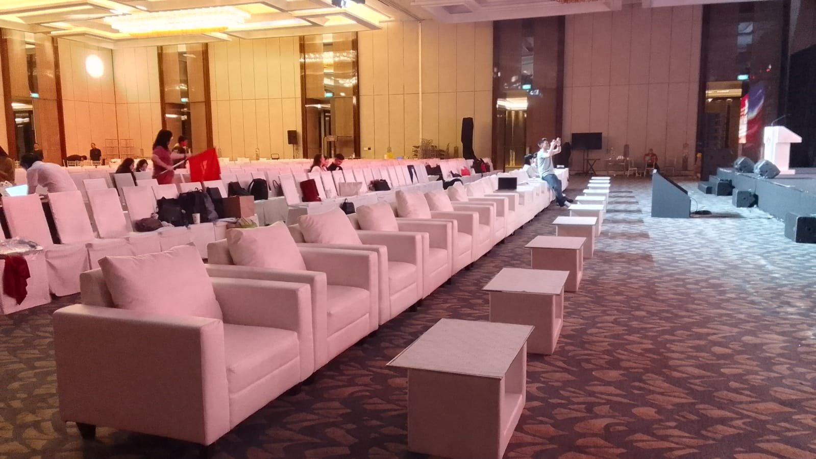 Tata Ruang Event Lebih Efisien dengan Sewa Sofa Kotak Single