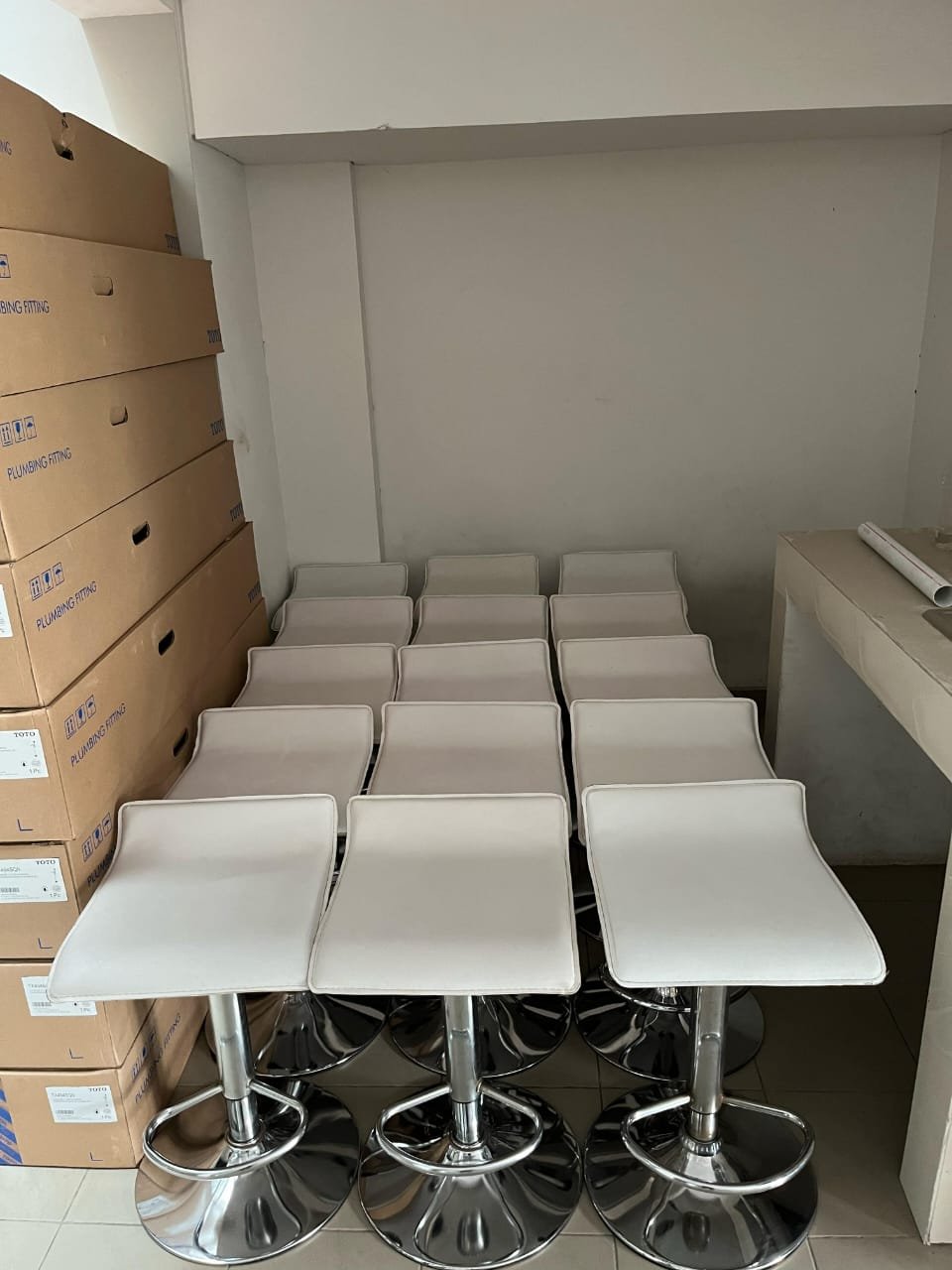 Tegaskan Gaya Modern Acara Anda dengan Sewa Kursi Barstool Kotak dari Hesan Production